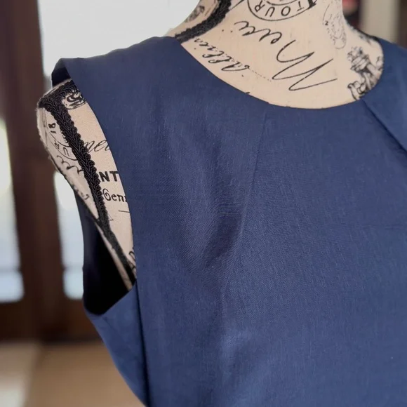 TOPSHOP | Sleeveless Pleated Crepe Dress in Navy, Size 6 - Picture 2 of 7